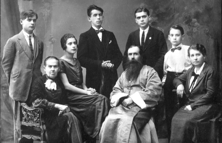 В центре – протоиерей Александр (Воскресенский), справа стоит его младший сын Леонид. 1923 год